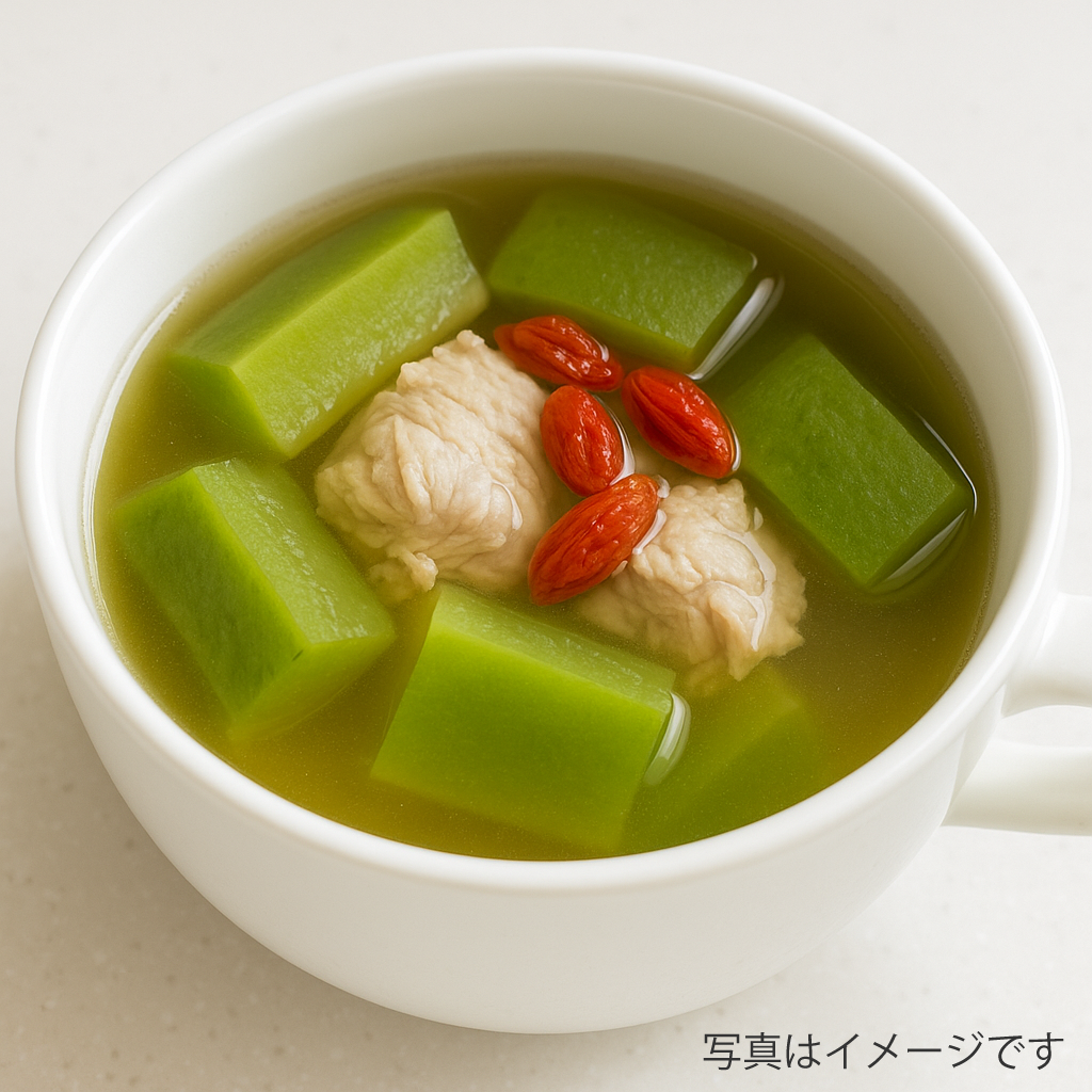 パパイヤ・鶏肉・クコの実を使った薬膳スープのイメージ写真